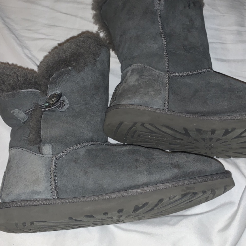 🎁 BOTH pair of Ugg’s $35 Gray UGG boots with diamond 💎 size 8